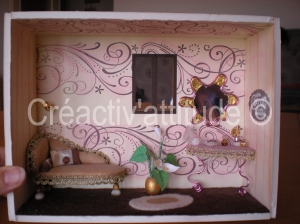 Mini vitrine en carton, papier, feutrine, perles, fil alu, et ruban créée par Créactiv'attitude